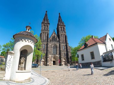 Prag, Çek Cumhuriyeti - 19 Mayıs 2019: Vysehrad, Prag 'da güneşli bir günün tadını çıkaran turistler, Aziz Bazilikası yakınlarında yürüyorlar. Peter ve Paul.