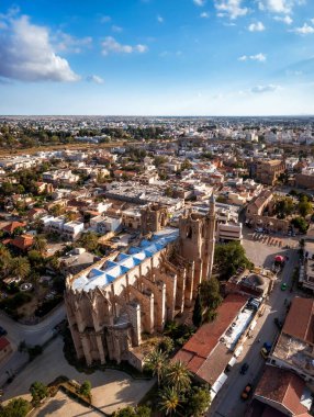 Aziz Niklas 'ın antik gotik katedrali Famagusta şehir binaları arasında duruyor. Kıbrıs