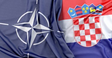 Hırvat ve NATO bayrakları uluslararası işbirliği ve diplomasiyi simgeliyor. 3B Hazırlama