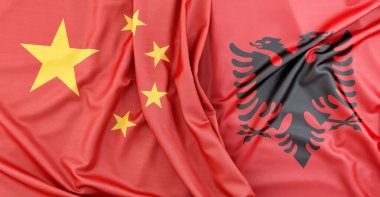Çin ve Arnavutluk 'un kumaş bayrakları diplomasi kavramını gösteriyor. 3B Hazırlama