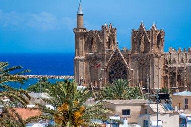 Famagusta Camii 'ne hakim olan Lala Mustafa Paşa, çarpıcı Akdeniz manzarasıyla gökyüzüne hakim. Kıbrıs