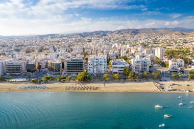 Limasol şehrinin plajlı ve Akdeniz manzaralı havadan panoramik manzarası. Kıbrıs