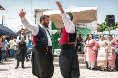 Dora (Dhora), Limasol Bölgesi, Kıbrıs - 28 Mayıs 2023: Dora köyü festivalinde dans eden geleneksel Kıbrıslı erkekler