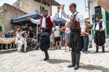 Dora (Dhora), Limasol İlçesi, Kıbrıs - 28 Mayıs 2023: Dora köyü festivalinde geleneksel Kıbrıs Rum dansı yapan iki erkek