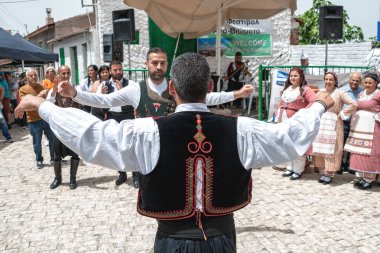 Dora (Dhora), Limasol Bölgesi, Kıbrıs - 28 Mayıs 2023: Dora 'daki Diriliş Festivali' nde geleneksel Kıbrıs kostüm dansındaki adam