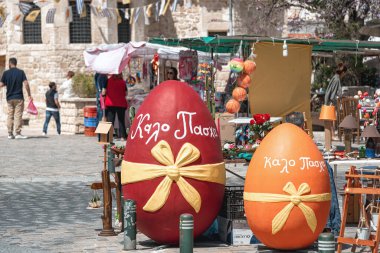 Larnaca, Kıbrıs - 16 Nisan 2022: Saint Lazarus kilisesinin önündeki bir kasaba meydanını süsleyen iki dev paskalya yumurtası