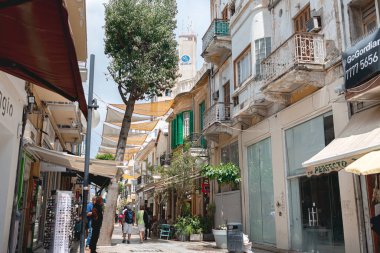 Lefkoşe, Kıbrıs - 06 Mayıs 2023: Mağaza ve restoranlarla dolu Ledra caddesinde yürüyen turistler