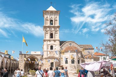 Larnaca, Kıbrıs - 16 Nisan 2022: Güneşli bir bahar gününde Saint Lazarus kilisesini ziyaret eden turistler