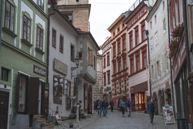 Cesky Krumlov, Çek Cumhuriyeti - 20 Mayıs 2017: Cesky Krumlov 'da renkli binalarla dar bir sokakta yürüyen turistler