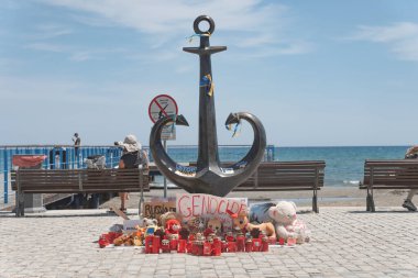 Larnaca, Kıbrıs - 16 Nisan 2022: Finikoudes Promenade 'de Ukrayna' da savaş kurbanlarını anma töreni