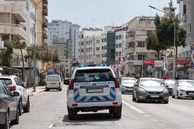 Larnaca, Kıbrıs - 26 Mart 2022: Polis arabası Larnaka 'da yoğun bir caddede devriye geziyor