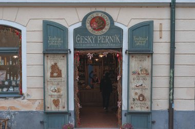 Cesky Krumlov, Çek Cumhuriyeti - 20 Mayıs 2017: Cesky Krumlov 'daki geleneksel Çek zencefilli çörek dükkanına giren turistler