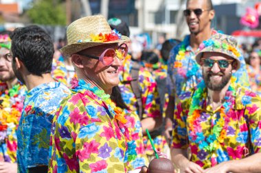 Limasol, Kıbrıs - 01 Mart 2020: Renkli gömlekler ve çiçek çelenkleri giyen bir grup insan Limasol geçit töreninde eğleniyor