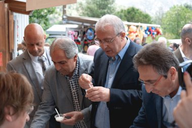 Agros, Limasol Bölgesi, Kıbrıs - 13 Mayıs 2023: Tarım Bakanı, 15. Gül Festivali 'nde yerel üreticilerin ürünlerini tanıdı