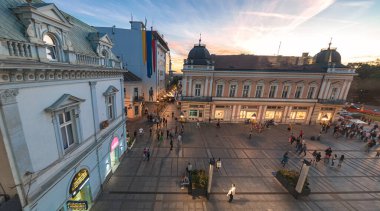 Belgrad, Sırbistan - 15 Eylül 2019: Knez Mihailova Caddesi 'nin keyfini çıkaran turistler ve yerel halk