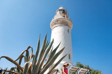 Paphos, Kıbrıs - 20 Ağustos 2023: Paphos feneri yakınında yürüyen turist