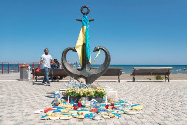 Larnaca, Kıbrıs - 17 Nisan 2023: Odessa şehri tarafından bağışlanan Finikoudes Gezinti Alanı 'ndaki Çapa Yüreği Anıtı Ukrayna' daki savaş mağdurlarının anısına dikildi
