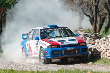 Anogyra, Kıbrıs - 29 Ocak 2023: Mitsubishi Lancer Evo III Anogyra Ralli Sprint 2023 sırasında toprak yolda toz kaldırıyor