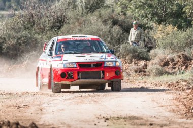 Anogyra, Kıbrıs - 29 Ocak 2023: Anogyra Ralli Sprint 2023 toprak yolunda hız yapan ralli aracı