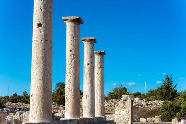 Güneşli bir günde Apollo Hylates Sığınağı 'nda dikilen dört eski köşe yazısı. Limasol İlçesi, Kıbrıs