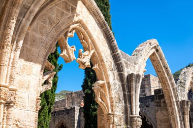 Bellapais Manastırı kalıntıları detaylı taş işçiliğini gösteriyor. Kyrenia Bölgesi, Kıbrıs