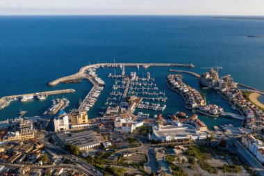 Çağdaş marina manzaralı, demirli yatları ve tekneleri olan. Limasol, Kıbrıs