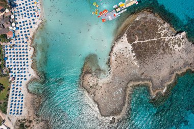 Nissi plajı manzaralı Ayia Napa, turistleri Kıbrıs 'ta yaz tatilinin keyfini çıkarırken gösteriyor