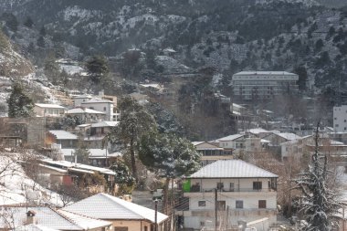 Kış boyunca Kakopetria 'nın dağ köyündeki evlerin çatıları karla kaplıydı. Lefkoşe Bölgesi, Kıbrıs