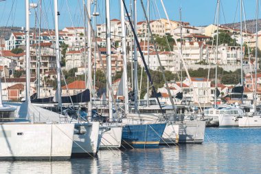 Lüks yatlar, Hırvatistan 'ın popüler bir turizm beldesi olan Rogoznica kentindeki marinanın sakin sularını yansıtıyor.