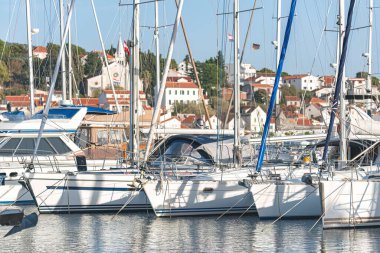 Hırvatistan 'ın Adriyatik kıyısındaki Rogoznica limanına güneşli bir yaz gününde beyaz yatlar yanaşıyor