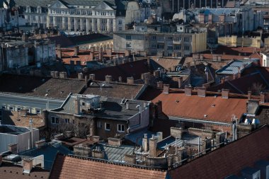 Budapeşte şehir manzarası. Çatı çatısından yükselen kilise kulesi.