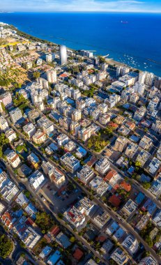 Deniz kenarındaki modern bir Limasol şehrinin havadan görünüşü şehir planlama ve kıyı güzelliğini gözler önüne seriyor. Kıbrıs