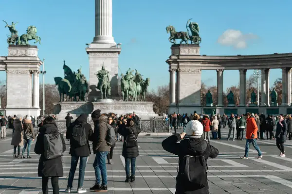 Budapeşte 'de turistlerle Heroes Meydanı' nın fotoğraflarını çeken bir kadın. Budapeşte, Macaristan