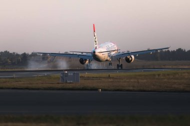 Larnaca, Kıbrıs - 24 Mayıs 2024: Edelweiss Air Airbus A320-214 pistine iniyor