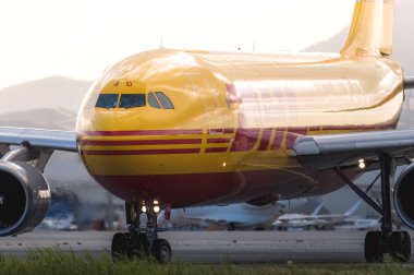 Larnaca, Kıbrıs - 24 Mayıs 2024: Larnaka havaalanına indikten sonra Sarı DHL kargo uçağı