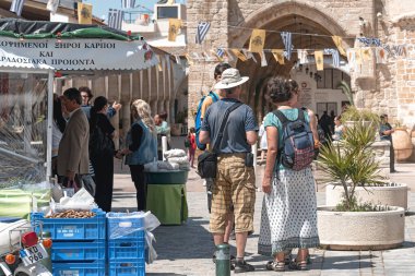 Larnaca, Kıbrıs - 16 Nisan 2022: Kıbrıs Rum Kesimi 'nin Larnaka kentindeki ortaçağ Aziz Lazarus kilisesinin önünde duran bir grup turist