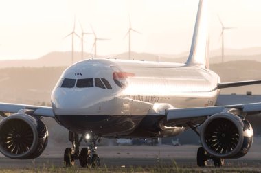Larnaca, Kıbrıs - 24 Mayıs 2024: Airbus A320-251N British Airways uçağı Larnaca Havaalanı pistine