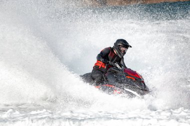 Pilot denizde güçlü bir su aracına binerek eğleniyor.