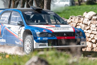 Anogyra, Kıbrıs - 29 Ocak 2023: Mitsubishi Lancer Evo III Anogyra Ralli Sprint 2023 sırasında toprak yolda toz kaldırıyor