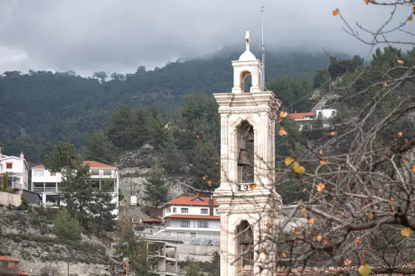 Kıbrıs 'ın Kyperounta kentindeki bir Troodos dağ köyünün üzerinde kilise çan kulesi yükseliyor. Limasol Bölgesi