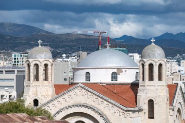Kıbrıs 'ın Limasol Eski Kenti' nin ortasında kırmızı kiremit çatılı ve beyaz sıva duvarlı Kutsal Üçlemeci Kilisesi duruyor..