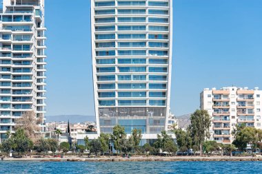 Kıbrıs Rum Kesimi 'nin Limasol kıyı şeridinde bulunan modern gökdelen binası mavi gökyüzü güneşli bir günde