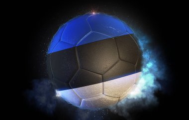 Estonya bayrağı taşıyan futbol topu siyah arka planda mavi dumanla çevrilidir. 3B illüstrasyon