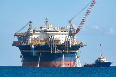 Offshore konaklama platformu yakınlarda bir ikmal gemisiyle petrol ve gaz alanı geliştirme projesi üzerinde çalışıyor.