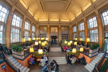 Budapeşte, Macaristan - 3 Ocak 2019: İnsanlar Nyugati Tren İstasyonu 'nun tarihi binasında McDonald' s 'da yemek yiyor