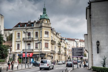 Belgrad, Sırbistan - 25 Eylül 2015: Belgrad, Sırbistan 'da tarihi mimari ve yayalarla dolu bir caddeden geçen arabalar.