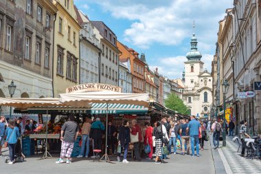 Prag, Çek Cumhuriyeti - 21 Mayıs 2017: Çek Cumhuriyeti 'nin Prag kentindeki Havelske Trziste pazarında yürüyen ve hediyelik eşya satın alan turistler