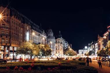 Prag, Çek Cumhuriyeti - 01 Eylül 2016: Geceleri Prag 'da Wenceslas Meydanı' nda yürüyen yayalar.