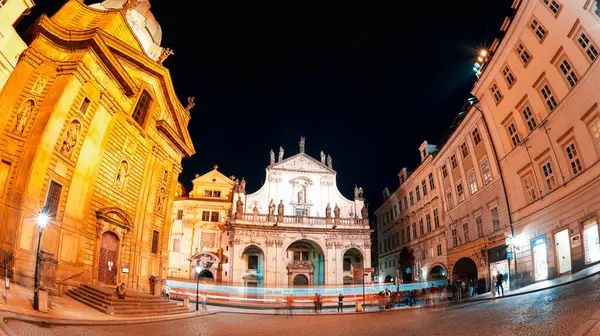 Prag, Çek Cumhuriyeti - 24 Mayıs 2017: Prag 'da Gece: Krizovnicke Namesti Meydanı' nın St. Salvator Kilisesi ve yanından geçen turistlerle uzun süre korunması