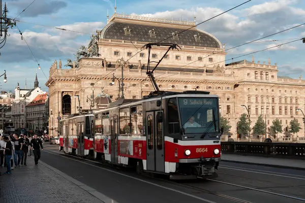 Prag, Çek Cumhuriyeti - 25 Mayıs 2017: Prag 'daki Ulusal Tiyatro' dan geçen kırmızı tramvay